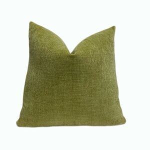 20x20 pillow cover. It has a zipper. Doesn’t include the pillow.